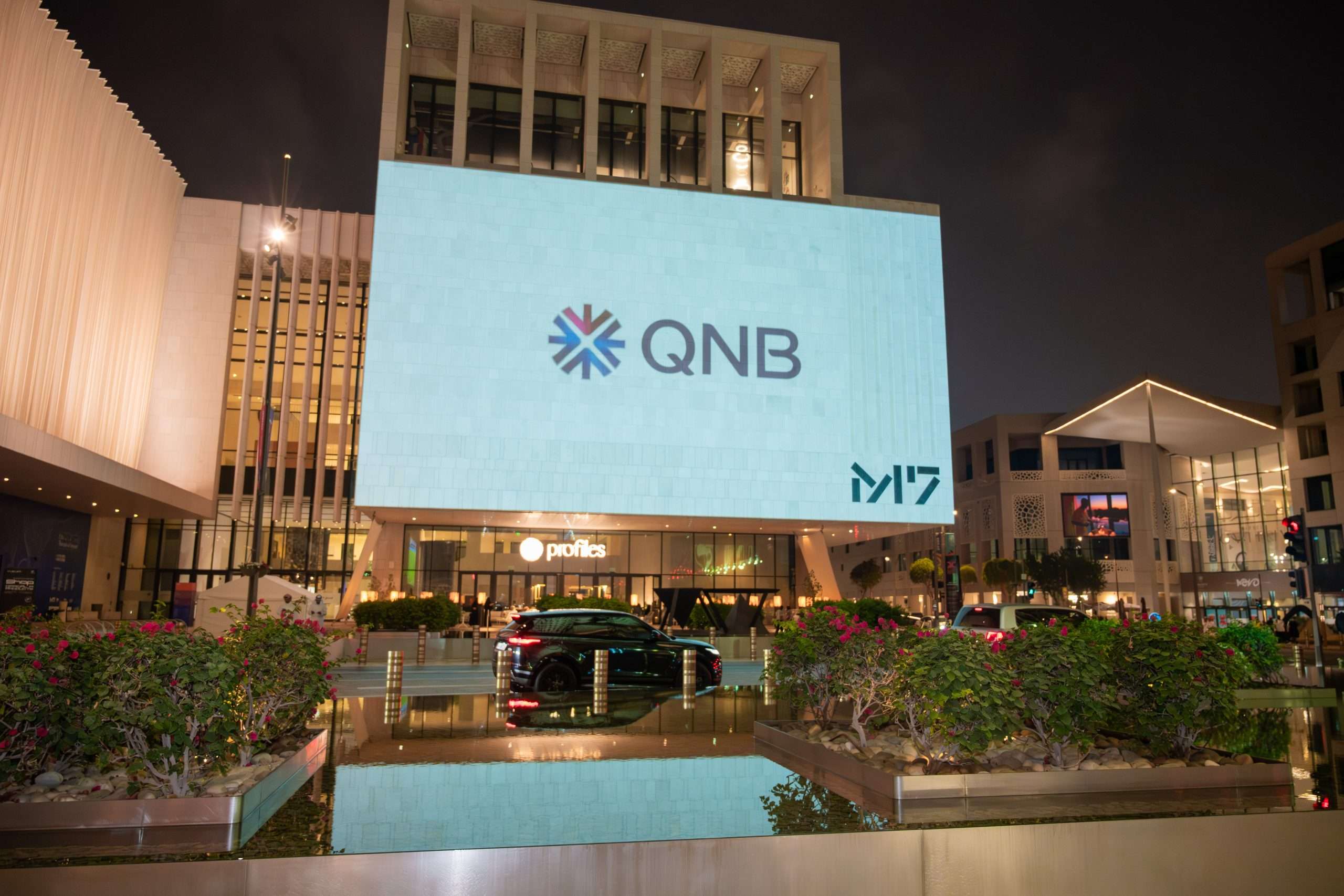 LARGE SCALE PROJECTOR ADVERTISING